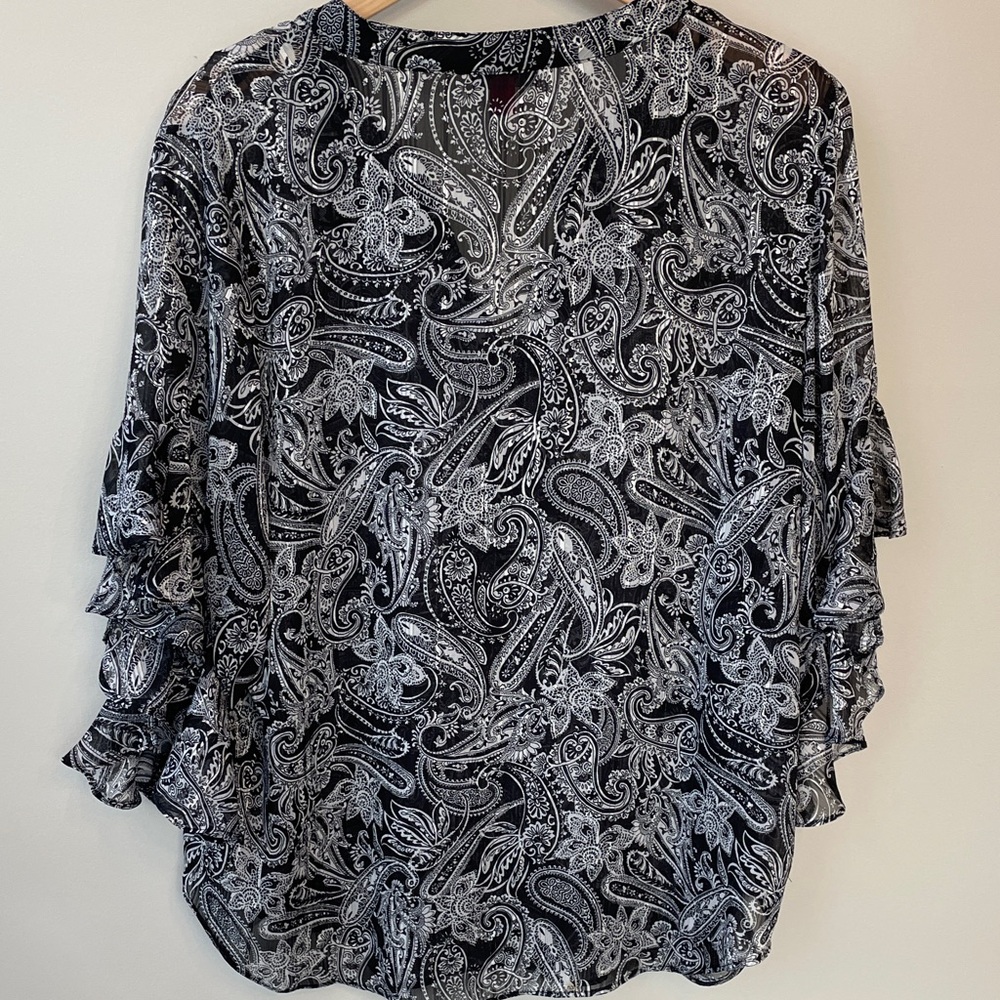 Vince Camuto Black and White Paisley Flutter Sleeve Blouse Size 1X - Picture 7 of 10